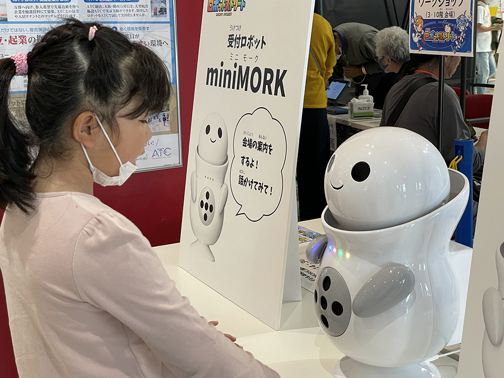 受付ロボット「miniMORK」／株式会社インディ・アソシエイツ